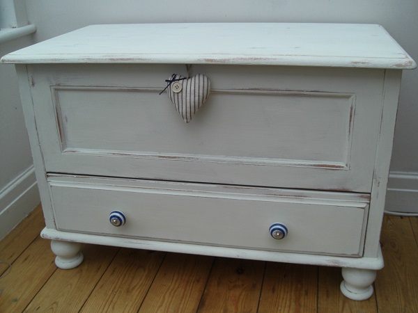 Painting a pine chest