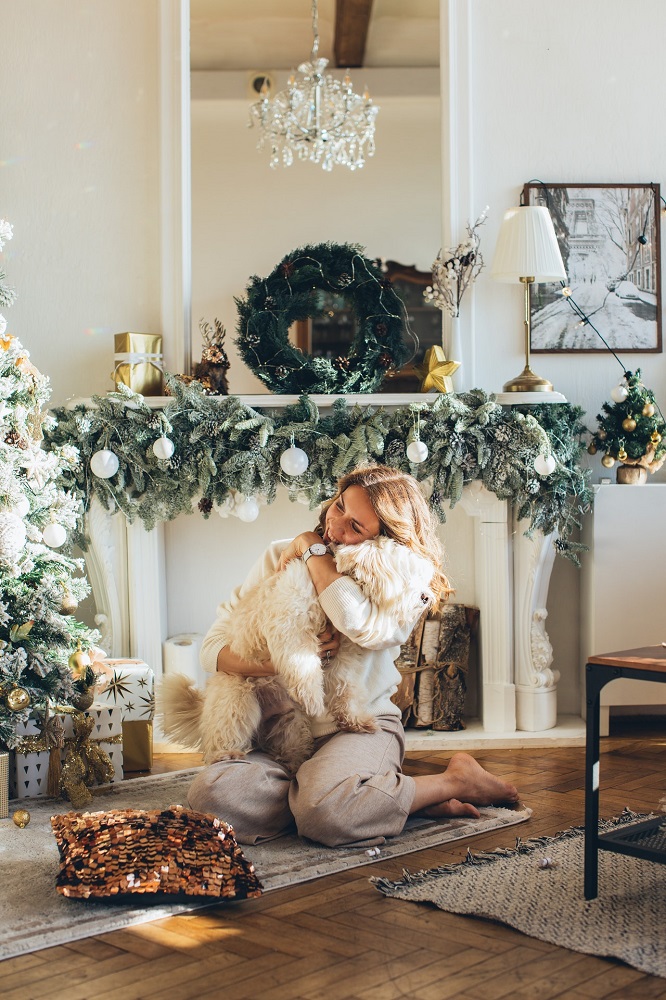 7 Easy Decor Ideas To Style A Christmas Fireplace, Mantel Or Shelf